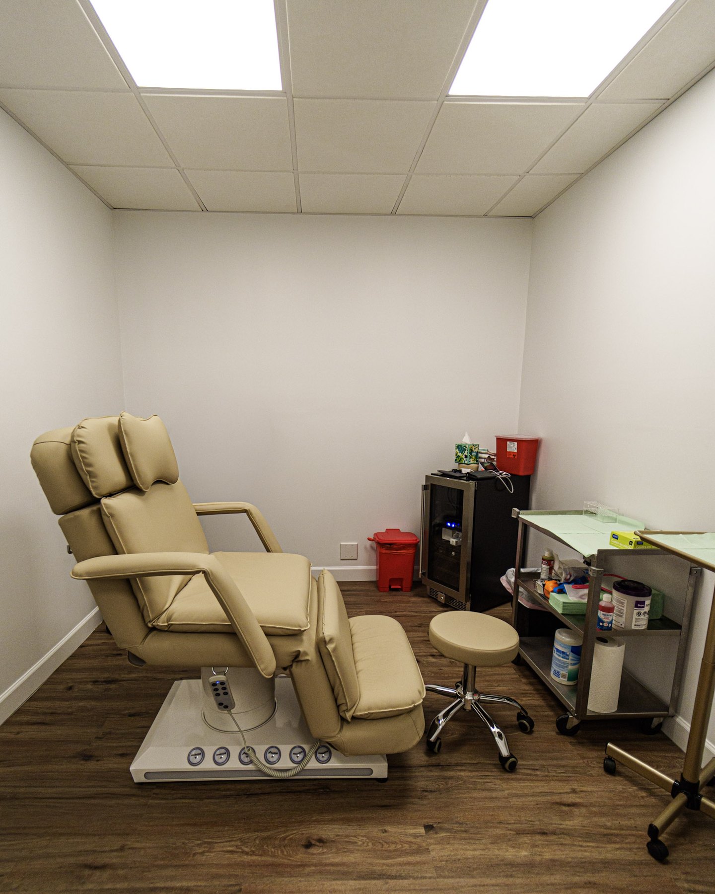 Treatment room with powered treatment chair